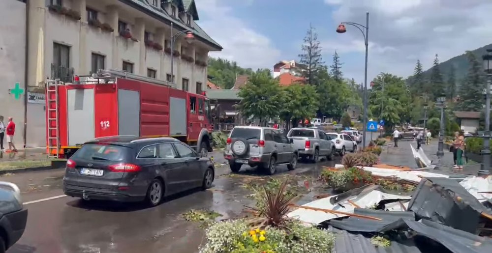 Dezastru provocat de furtună pe Valea Prahovei. 11 persoane au ajuns la spital. Acoperișul unei clădiri a Gării Sinaia a fost smuls de vânt
