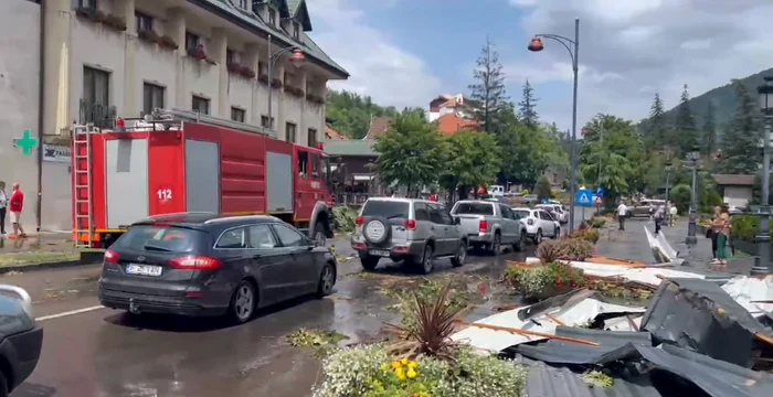 VIDEO Sinaia, lovită de furtună. Traficul a fost restricționat din cauza copacilor căzuți