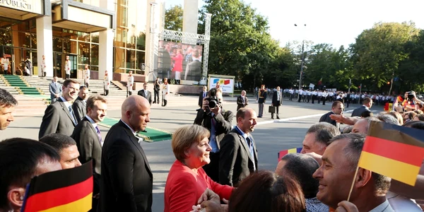 Angela Merkel a dat mâna cu moldovenii veniţi să o salute la Palatul Republicii
