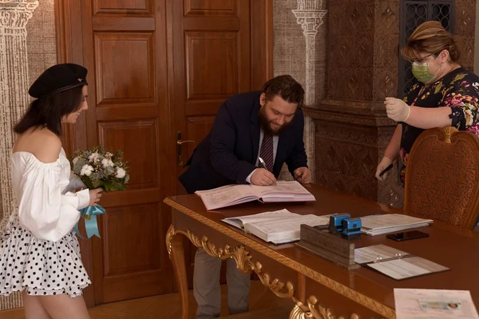 Și ofițerul de stare civilă a fost echipat corespunzător, cu mască și mănuși