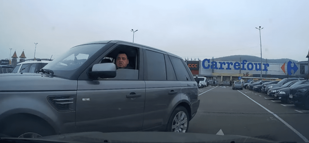 Un șofer a fost înjurat pentru că a respectat regulile de circulație. Întâmplare halucinantă într-o parcare VIDEO