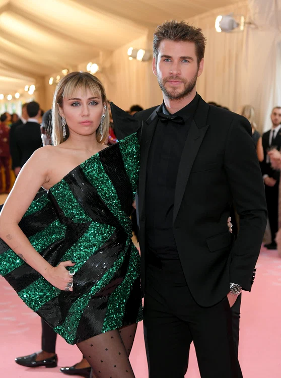 Miley Cyrus și Liam Hemsworth s-au iubit sub o masă de la Oscaruri (Foto: GettyImages)