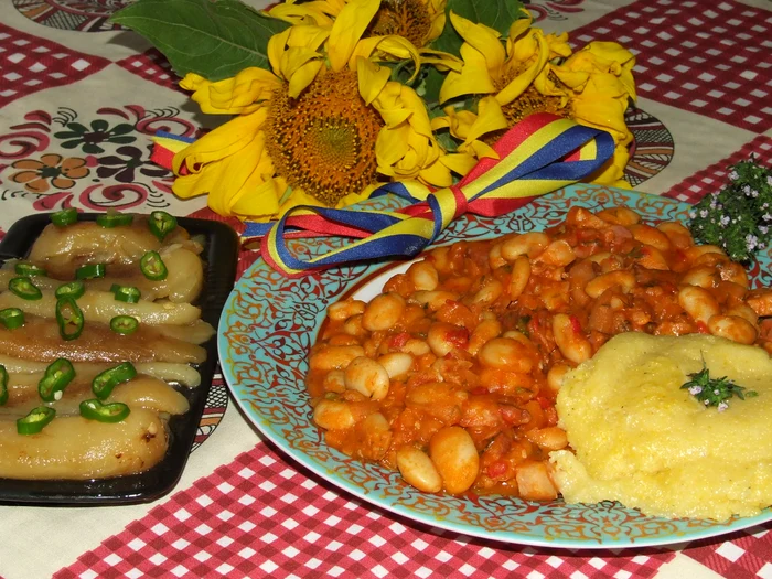 
    Fasole cu mămăliguță și ardei copți  