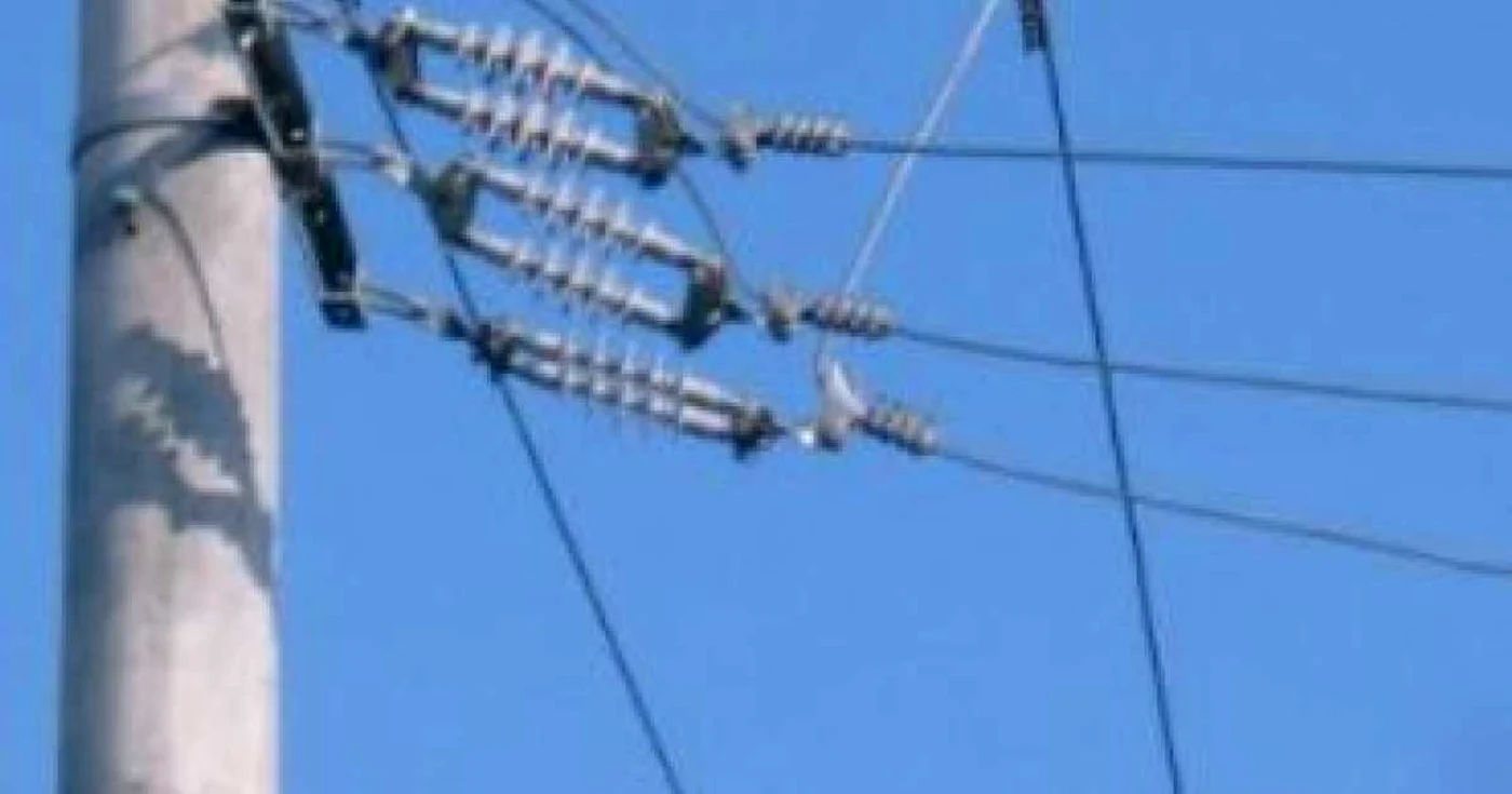 Slatina: Vântul a distrus reţelele electrice în patru localităţi din Olt