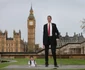 Cel mai scund om cunoscut Chandra Bahadur Dangi se întâlneşte cel mai inalt om din lume Sultan Kosen pentru prima în Londra Anglia FOTO AP