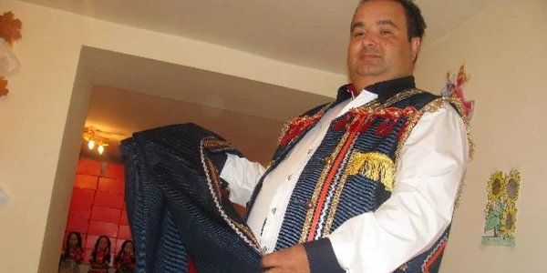 Barculica, partenewrul papusii Lulica, va purta un costum traditional tiganesc asemanator celui pe care il are Dorin Cioaba 