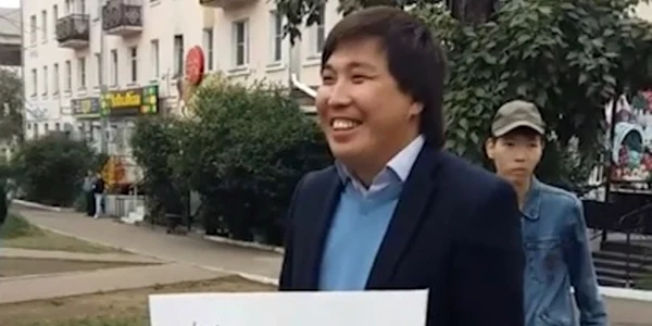 Un protestatar din Buriatia afiseaza un mesaj ironic la adresa lui Dmitri Medvedev FOTO Arigus TV