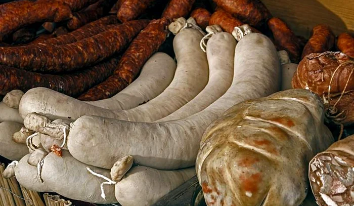 Cât au ajuns să coste cârnații, toba, lebărul și șoriciul în Piața Obor / foto: arhiva Click!