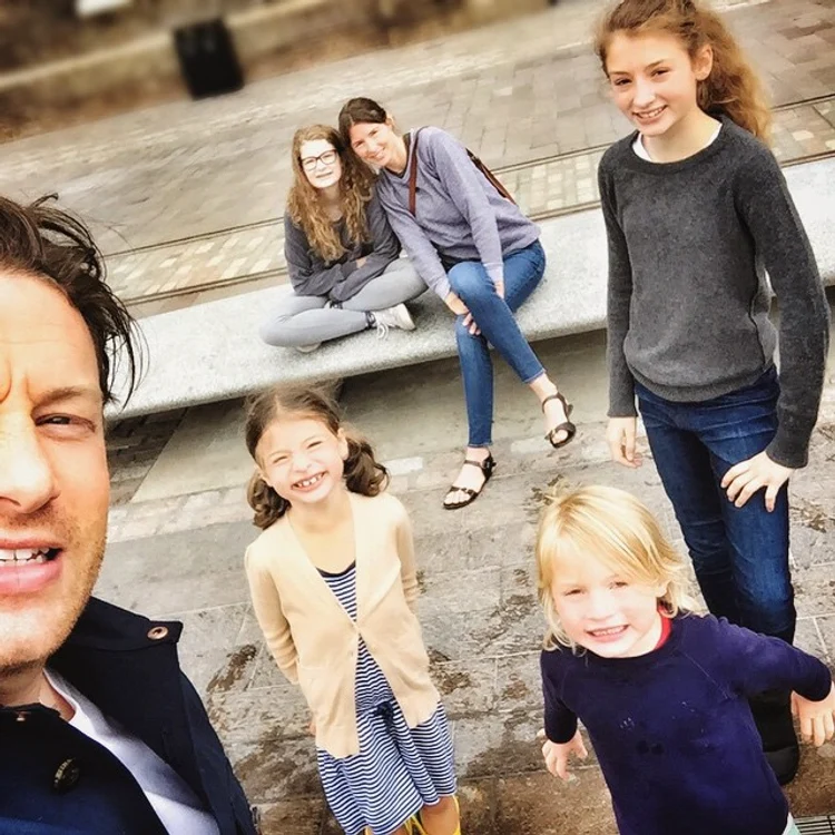 Viaţa personală a lui Jamie Oliver: el şi Jools au patru copii, , Poppy (14 ani), Daisy (12 ani), Petal (5 ani) şi Buddy (4 ani). 