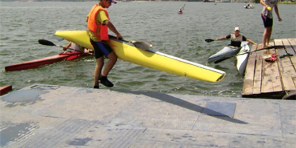Baza de kaiac-canoe,  în colaps financiar