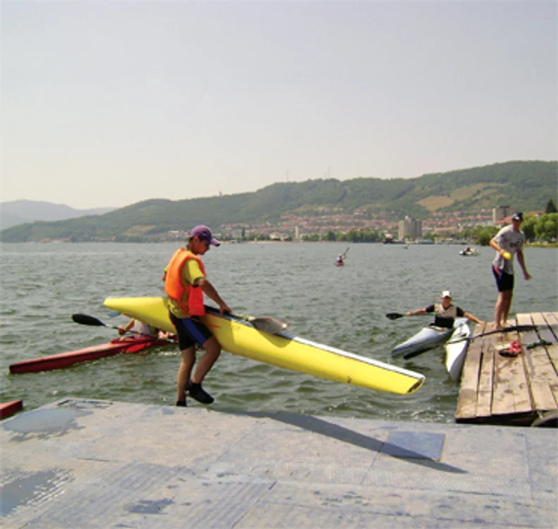Baza de kaiac-canoe,  în colaps financiar