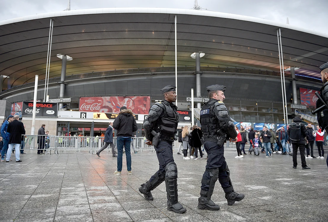 
    Militari înarmaţi au patrulat permanent în jurul stadionului   