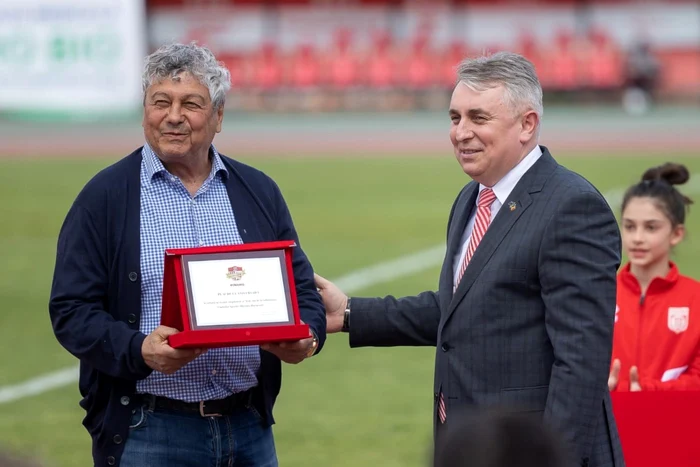 Mircea Lucescu (stânga), prezent la evenimentul de astăzi
