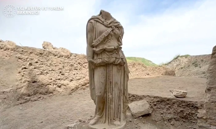 Statuia zeiței Atena, descoperită la Laodiceea (© Türkiye Cumhuriyeti Kültür ve Turizm Bakanlığı)