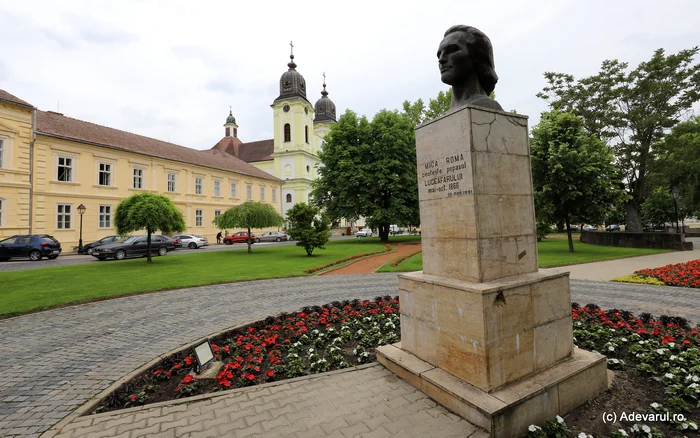 Statuia lui Mihai Eminescu. Foto: Daniel Guță ADEVĂRUL