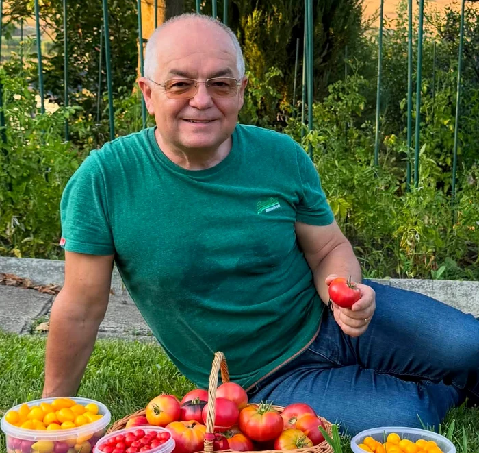 Emil Boc, fotografiat cu primele roșii culese din grădina sa. FOTO: Facebook