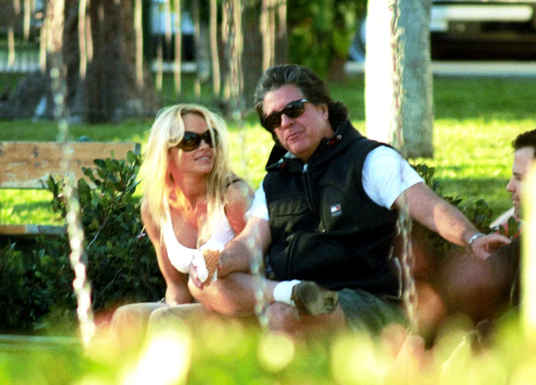 
    Pamela Anderson și Jon Peters și-au anulat căsnicia după numai 12 zileFoto: Profimedia  