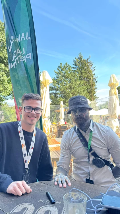 Reporterul Click!, alături de „Black Alien” (Foto: Click!)