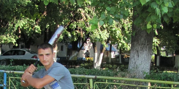Adolescentul joacă baseball de patru ani