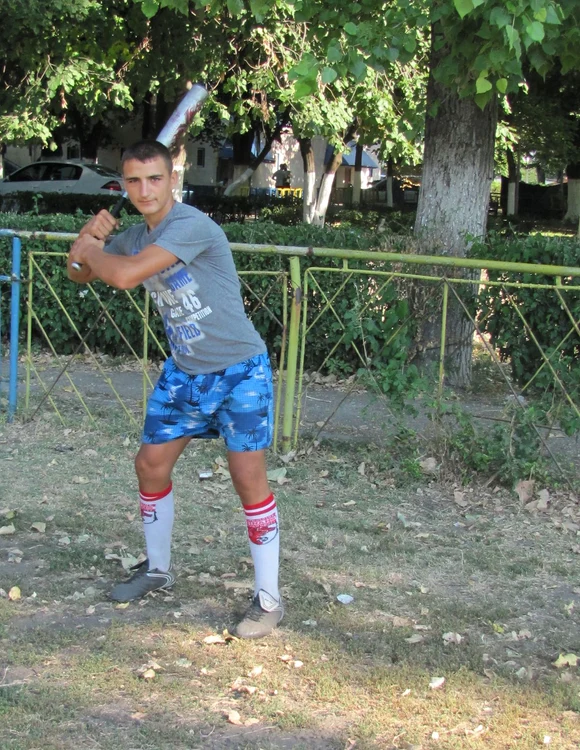 Adolescentul joacă baseball de patru ani