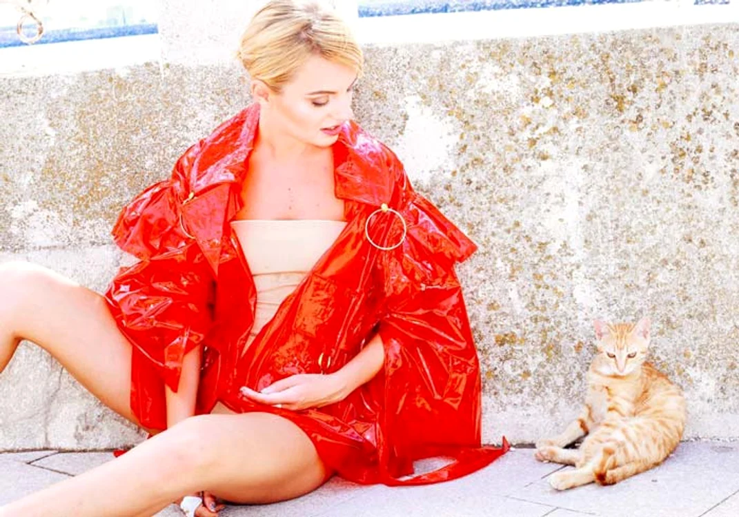 
    Alexandra Stan a renunţat la haine, ea acoperindu-şi zona intimă cu pisica FOTO: Arhiva personală  