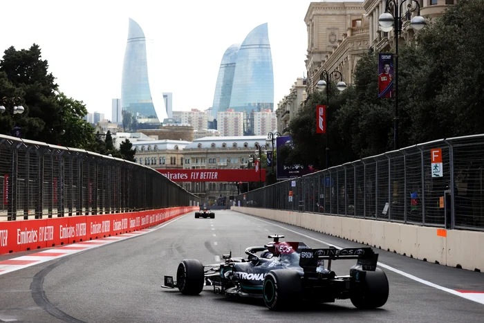 Lewis Hamilton cunoaște bine circuitul stradal din Baku, el impunându-se acolo în 2018Foto: Guliver / GettyImages