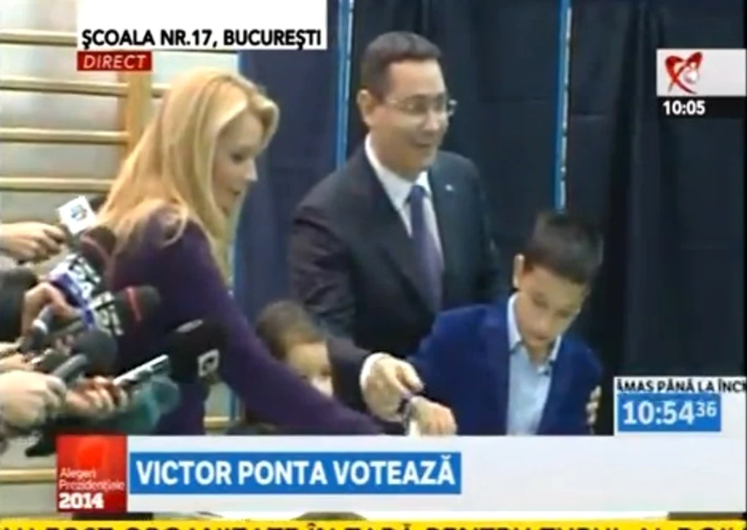 Victor Ponta a venit la vot cu soţia sa, Daciana Sârbu şi copiii săi