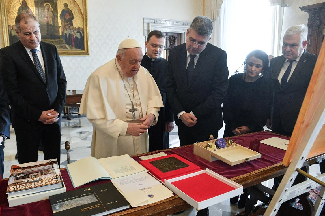 Papa Francisc si Marcel Ciolacu plus delegatia FOTO Guvernul Romaniei jpg