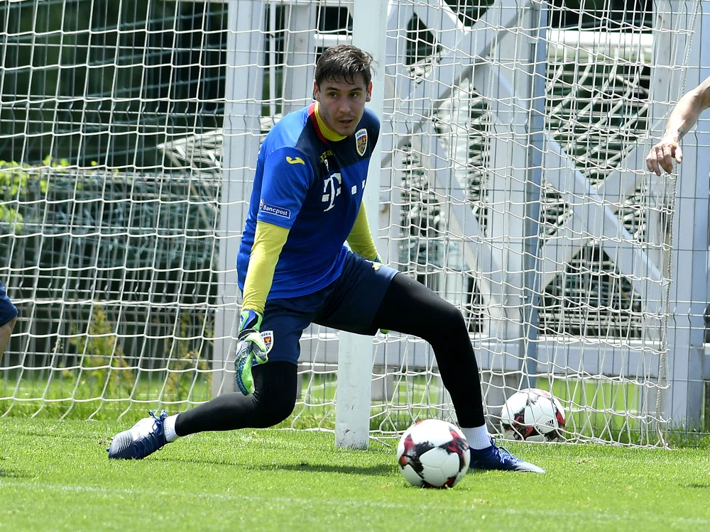 
    Silviu Lung Jr a apărat poarta României în trei meciuriFoto: sportpictures.eu  