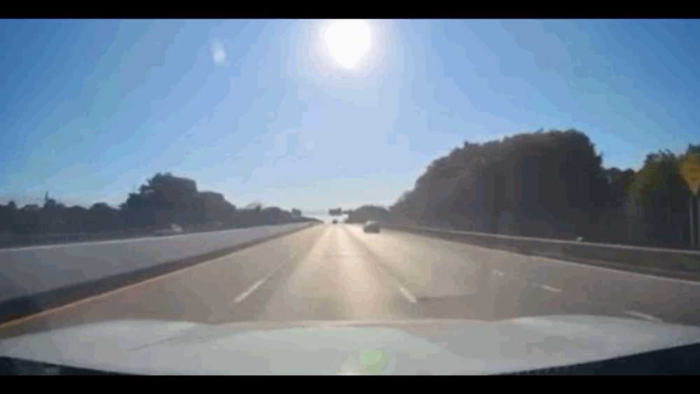 Momentul în care un bărbat „zboară” cu mașina peste șase benzi de autostradă, „ca un meteor”