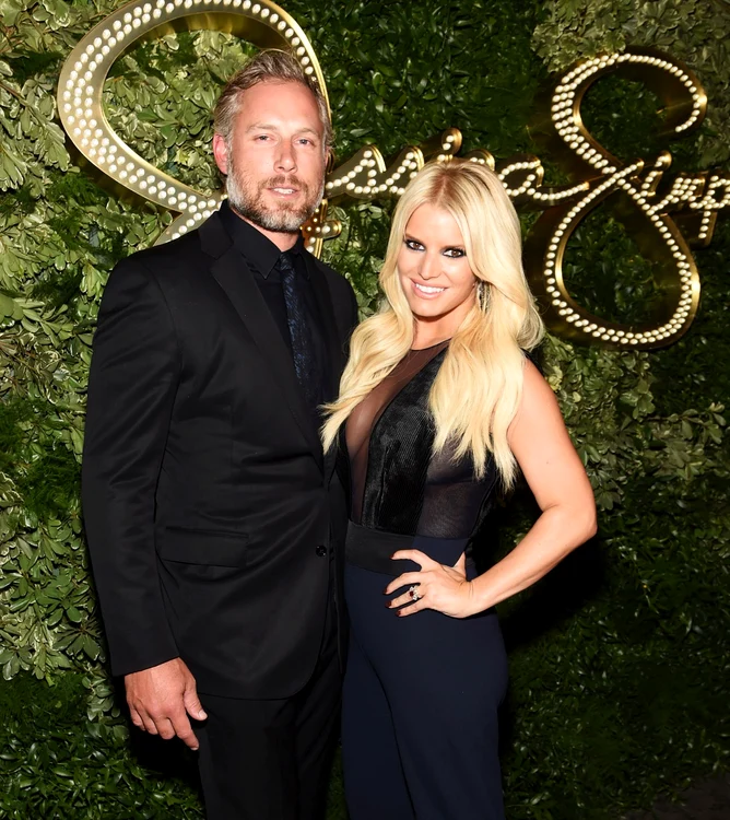 Eric Johnson și Jessica Simpson, îmbrăcați în negru la un eveniment