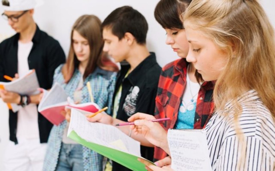 Revin anii 2000 printre elevii de gimnaziu? Ce a observat o profesoară: „Și colegii mei văd același lucru”