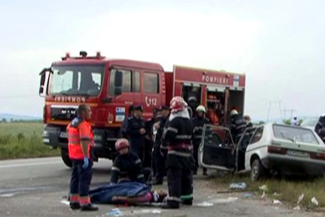 
    Când au vrut să  descarcereze  victimele,  pompierilor li s-a  stricat generatorulFOTOGRAFII: Impact în Gorj   