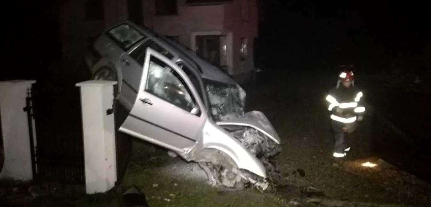 Autoturismul a rămas suspendat pe poarta unui localnic