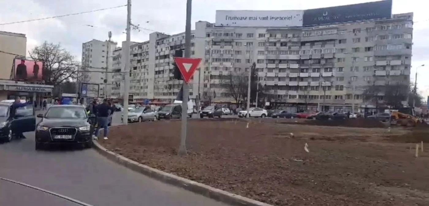 Maşinile s-au oprit pe loc în intersecţie, în Podu Roş FOTO Atneţie Poliţia Iaşi