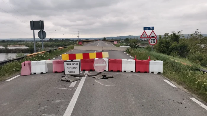 Sătenii din Verguleasa amenință că vor debloca singuri drumul. Sursa FOTO: George Tulea