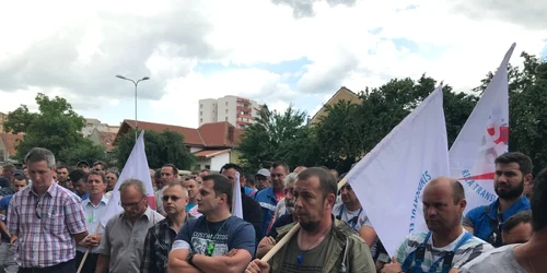 Angajaţii de la Electrica au ieşit în faţa sediului companiei