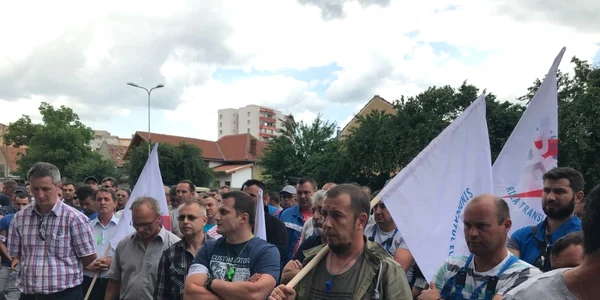 Angajaţii de la Electrica au ieşit în faţa sediului companiei