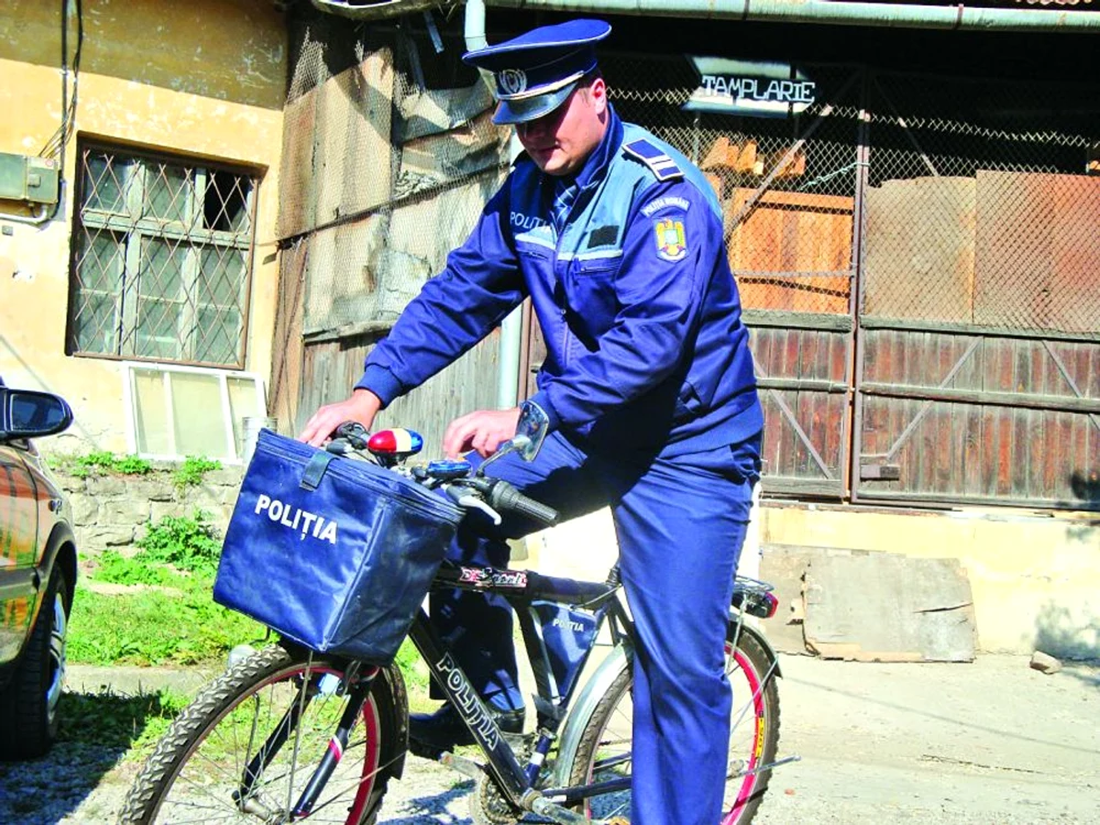 
    Sirena girofarului e pornită cu ajutorul a patru butoane fixate pe ghidon  