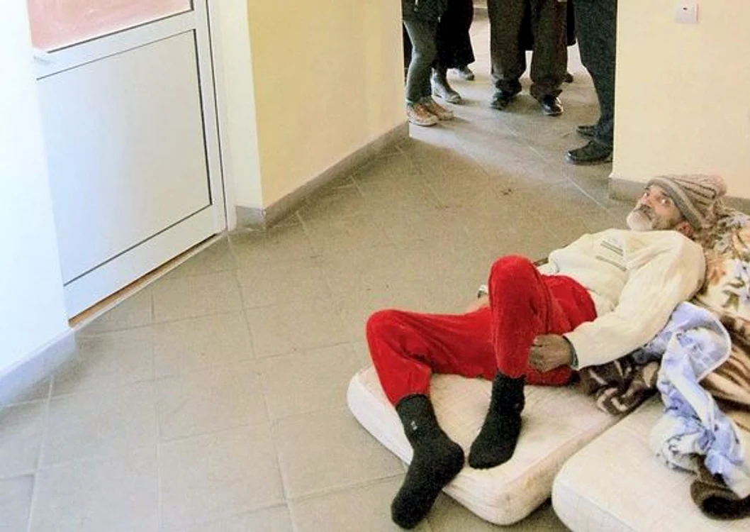 
    Bărbatul a fost lăsat în faţa uşii celor de la Asistenţă SocialăFoto Arhivă Personală  