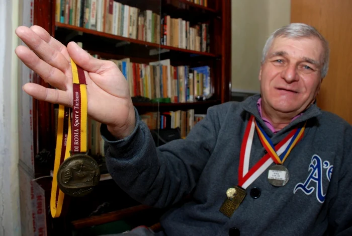 Câteva dintre medaliile primite de Dumitru Balica după participarea la maratoane FOTO Florentin Coman