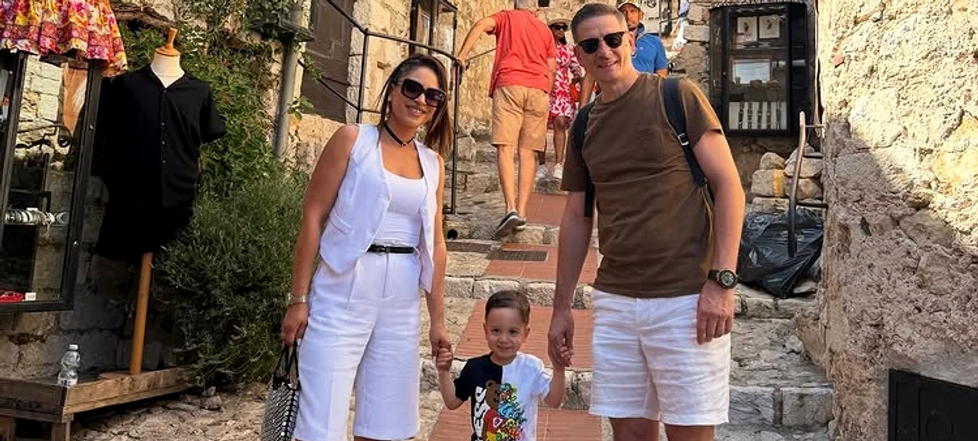 Nasrin, alături de soțul ei și băiețelul, Nicholas foto: Instagram