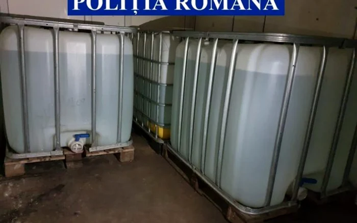 Butoaie cu ţuică FOTO Poliţia Prahova