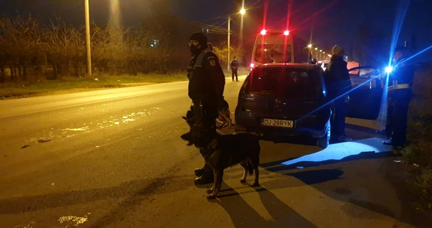 
    Deținutul evadat din arest, filmat plimbându-se pe străzile din CraiovaFoto: Digi24  