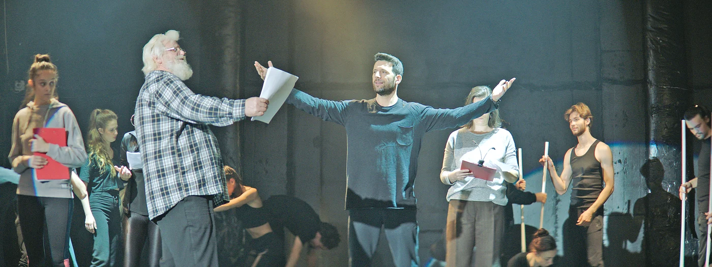 Adrian Nartea, într-o scenă cu el din piesa de teatru din film