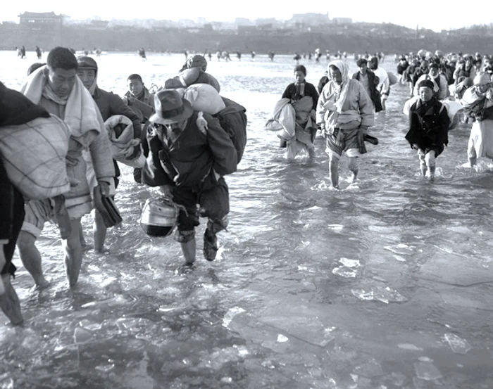 Refugiați coreeni fugind de forțele comuniste chineze peste Râul Taedong, 13 decembrie 1950