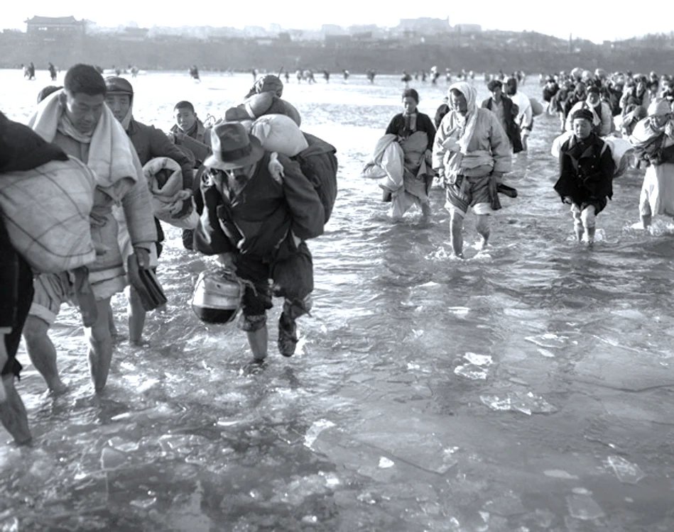 Refugiați coreeni fugind de forțele comuniste chineze peste Râul Taedong, 13 decembrie 1950