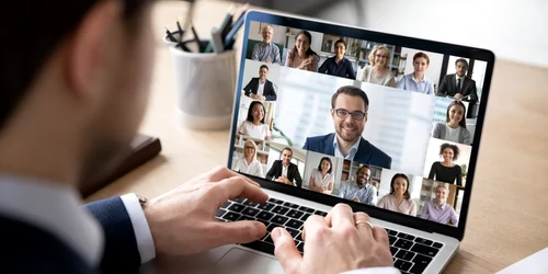 Conferinta video apel video laptop tastatura FOTO Shutterstock