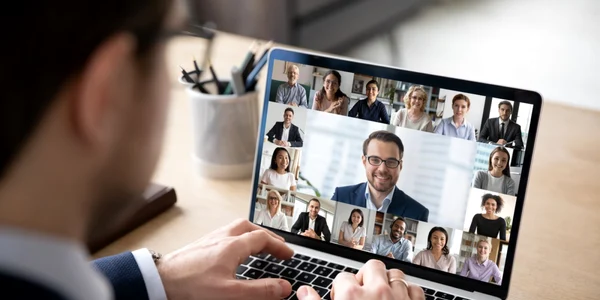 Conferinta video apel video laptop tastatura FOTO Shutterstock