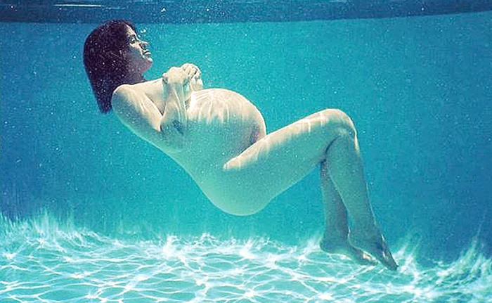 Cântăreaţa s-a pozat goală sub apă, însărcinată la 42 de ani